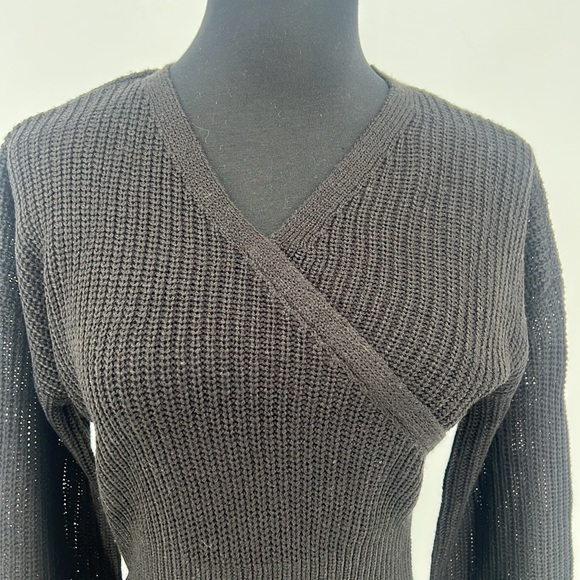 Full Circle Trends NWT Black Vneck Cropped Faux Wrap Sweater Women's sz. Small - Picture 4 of 11